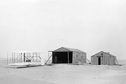 La rimessa a Kitty Hawk e il Flyer (1903)